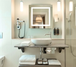 Номер Classic Superior с двуспальной кроватью и кофемашиной в Mercure Арбат