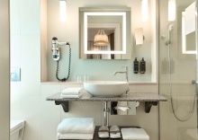 Номер Classic Superior с двуспальной кроватью и кофемашиной в Mercure Арбат