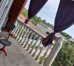 Пятиместный семейный номер Classic с балконом в Гостевой дом