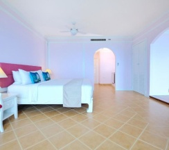 Двухместный номер Honeymoon с видом на море двуспальная кровать в Andaman Beach Suites Hotel