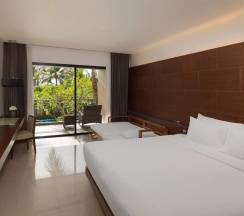 Двухместный номер Deluxe с балконом и с видом на бассейн двуспальная кровать в Отель Novotel Phuket Kata Avista Resort And Spa