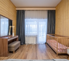 АП207: Просторные двухкомнатные апартаменты с ремонтом (60м2), балконом, видом на лес 207 гостинная с раскладным диваном, спальня с двухспальной кроватью в Ромашка