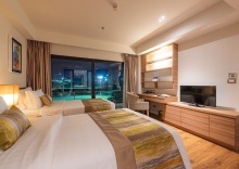 Люкс Deluxe с балконом в Summit Windmill Golf Suite Hotel @Suvarnabhumi