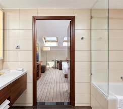 Люкс двухкомнатный с гостиной и спальней в Hilton Garden inn Kaluga