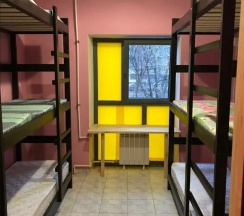 Кровать в 9-местном общем мужском номере в Вежливый лось
