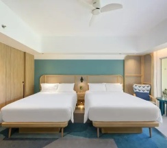 Четырёхместный номер Premium Deluxe с видом на бассейн в Centara Karon Resort Phuket