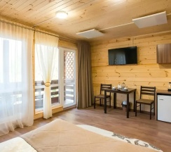 Коттедж с балконом и с видом на озеро в Горное озеро