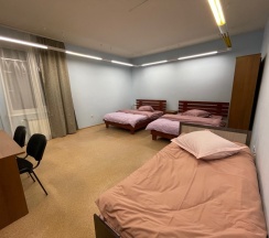 пятиместный номер с двумя двумя двухспальными кроватями и односпальной кроватью в Неделина