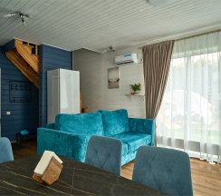 Коттедж с террасой и уличным джакузи в Ялкала