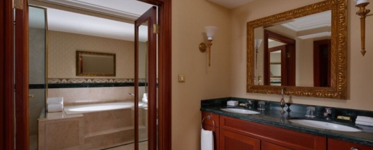 Двухместный люкс Presidential с видом на город двуспальная кровать в Armenia Marriott Hotel Yerevan