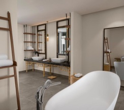 Вилла с бассейном рядом с пляжем в Курортный отель New World Phu Quoc Resort