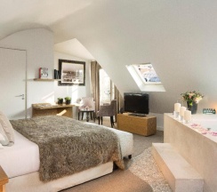 Трёхместный семейный люкс двуспальная кровать в Hotel Lumen Paris Louvre