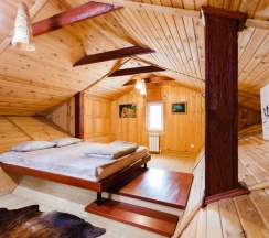 Коттедж с балконом и с красивым видом из окна в Филин дом