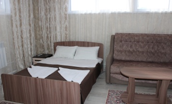 Lux (№1)- (одна двуспальная кровать, односпальная кровать и раскладной диван) в Островок