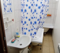 Кровать в общем номере с красивым видом из окна в Хостел