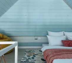 Шестиместный коттедж с балконом и с красивым видом из окна в Вербная роща