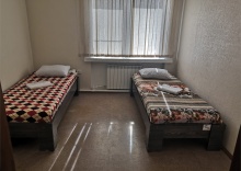 Общий номер на 2 гостей. раздельные кровати в Dom hostel