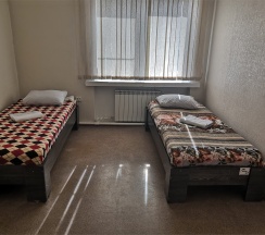 Общий номер на 2 гостей. раздельные кровати в Dom hostel