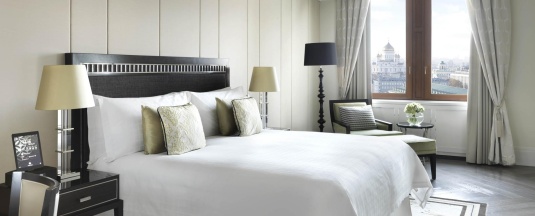 Номер люкс посольский с 1 двуспальной кроватью в Four Seasons Hotel Moscow