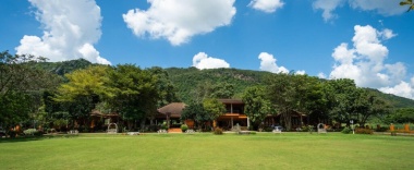 Вилла с балконом и с видом на сад в Phachuanchom Resort Khaoyai