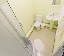 Стандартный номер с двухспальной кроватью и диваном в White House