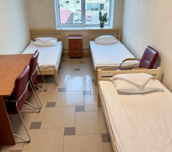 Трёхместная номер с  душем и туалетом  с 3 односпальными кроватями в Аэроотель