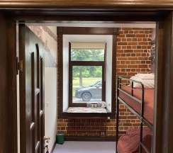 Кровать в 2-местном общем номере №3 в Стрежень