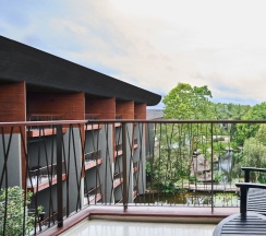 Двухместный номер Guest с балконом и с видом на залив двуспальная кровать в Renaissance Phuket Resort & Spa