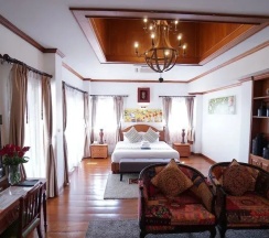 Номер Deluxe с балконом и с красивым видом из окна в Baan Huen Phen