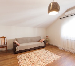 Коттедж с 6 комнатами с балконом и с красивым видом из окна в Дом пробуждения