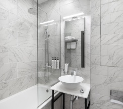 Апартаменты до 3 гостей с видом на город в V Hotel&Rooftop lounge