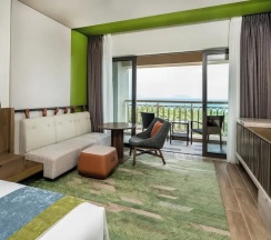 Двухместный номер High Floor Premium с видом на океан (двуспальная кровать) в Holiday Inn Resort Sanya Bay by IHG