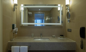 Двухместный номер Executive с видом на море двуспальная кровать в Windsor Hotel & Convention Centre Istanbul