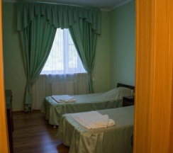 Стандарт Семейный 2х комнатный с двуспальной, двумя односпальными кроватями и диваном в Алия