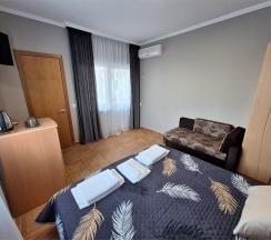 «ГОРОД» 15 СТАНДАРТНЫЙ ТРЕХМЕСТНЫЙ НОМЕР С ДВУСПАЛЬНОЙ КРОВАТЬЮ, ОДНОСПАЛЬНЫМ ДИВАНОМ в Цитрус