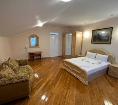 Шестиместный семейный коттедж с балконом в Малахит