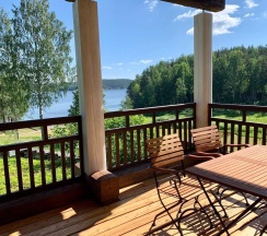 Коричневый дом с видом на озеро в Forrest Lodge Karelia
