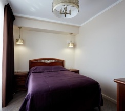 Двухместный полулюкс (Главный корпус) с 2 комнатами с балконом двуспальная кровать в Литфонд