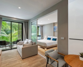 Двухместный люкс Grand Deluxe с видом на бассейн двуспальная кровать в Diamond Resort Phuket