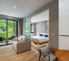 Двухместный люкс Grand Deluxe с видом на бассейн двуспальная кровать в Diamond Resort Phuket