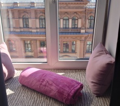 Двухкомнатный апартамент с двумя спальнями и кухонным уголком в На Невском