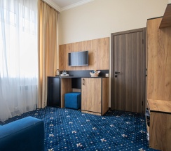 Стандартный семейный номер с 1 двуспальной кроватью и софой в Full House