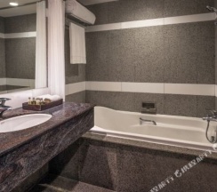 Двухместный номер Guest двуспальная кровать в DoubleTree by Hilton Bangkok Ploenchit