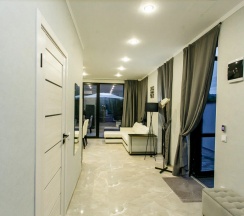 Четырёхместные апартаменты Premium с 3 комнатами с балконом и с видом на горы в Валентина