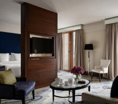 Номер Люкс Four Seasons Кинг в Four Seasons Hotel Moscow