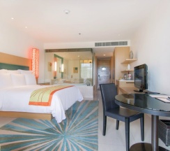 Номер Guest с балконом и с видом на залив в Renaissance Phuket Resort & Spa