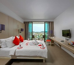 Двухместный номер Deluxe с видом на море двуспальная кровать в The Yama Hotel Phuket