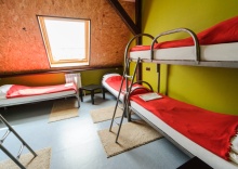 Кровать в общем номере с красивым видом из окна в HostelCity 57