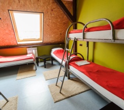 Кровать в общем номере с красивым видом из окна в HostelCity 57