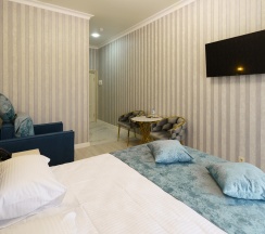 Люкс двуспальная кровать + кресло в Lazy land